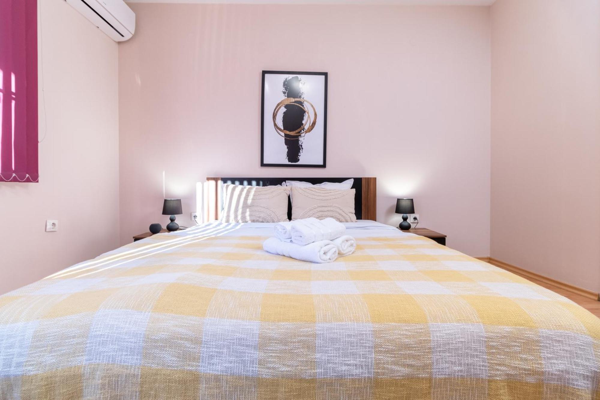 Comfortable 2Br Urban Getaway In City Center Plovdiv Exteriör bild