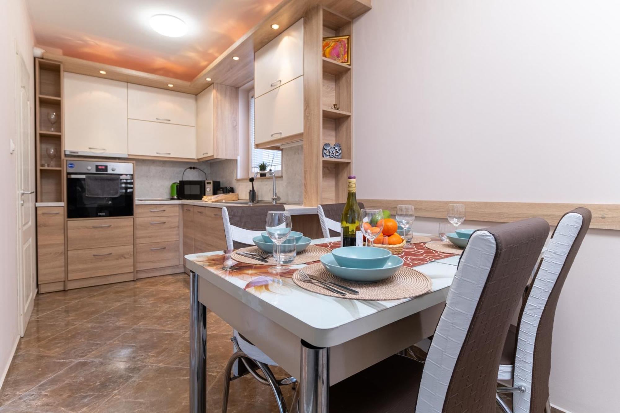 Comfortable 2Br Urban Getaway In City Center Plovdiv Exteriör bild