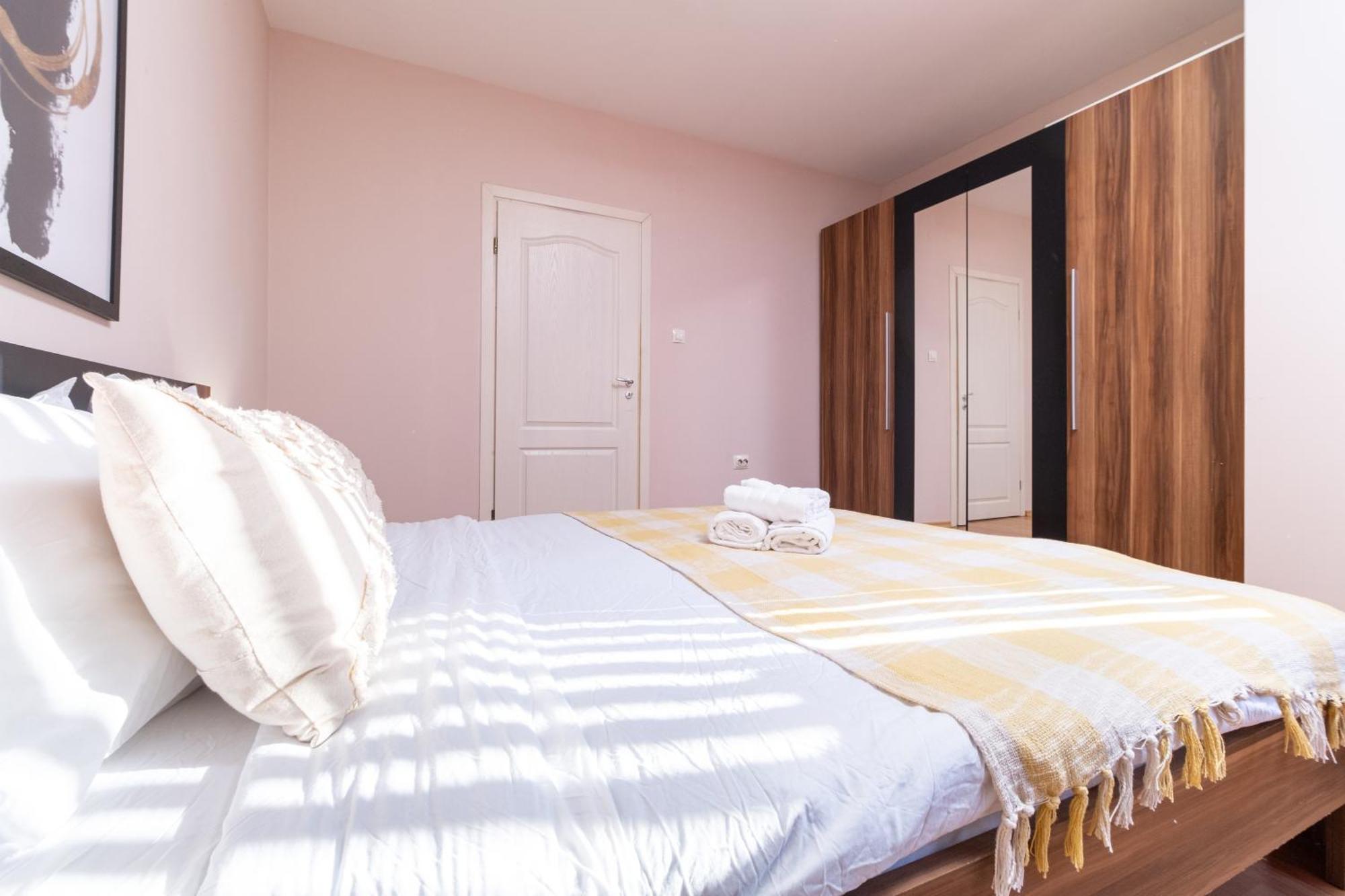 Comfortable 2Br Urban Getaway In City Center Plovdiv Exteriör bild